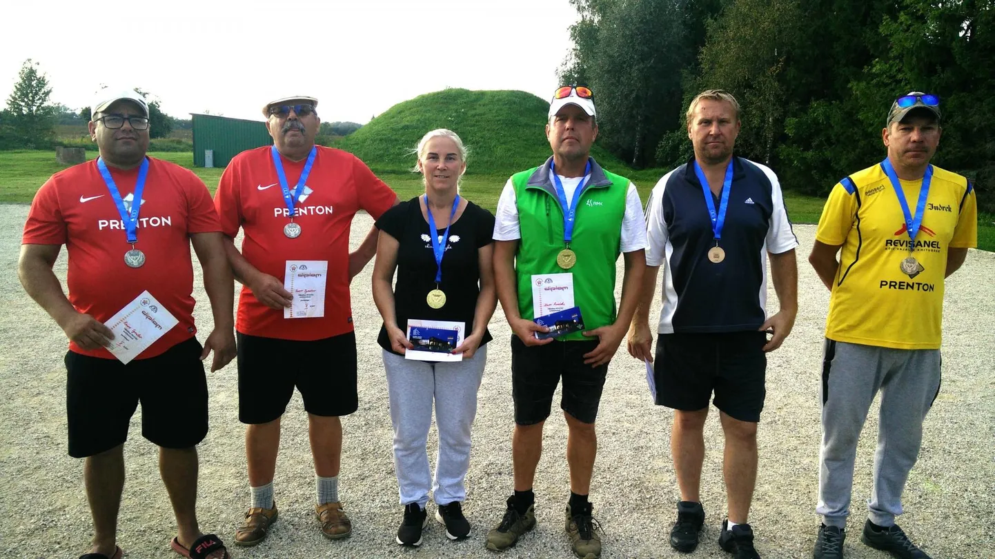 Tänavused Viljandimaa petangi paarismängu meistrivõistluste medalistid: võitjad Angelika Roosioks ja Ilmar Roosioks (keskel), teise koha omanikud Raivo Ignatov ja Ivan Ignatov (vasakul) ning kolmanda koha omanikud Hillar Puskar ja Indrek Kaalep (paremal).