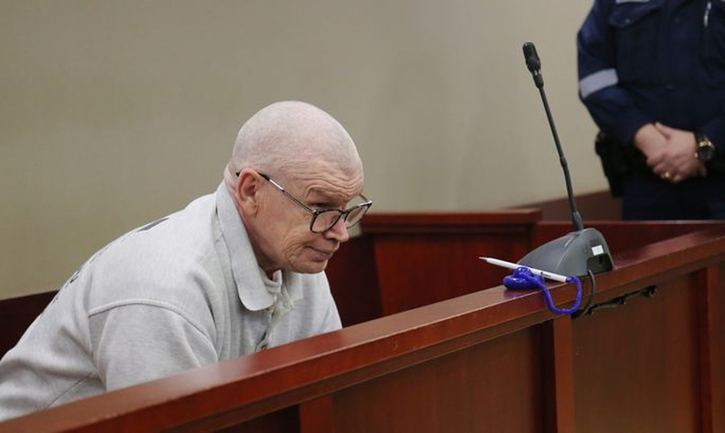 64-летний Калев Стейнберг слушает приговор.