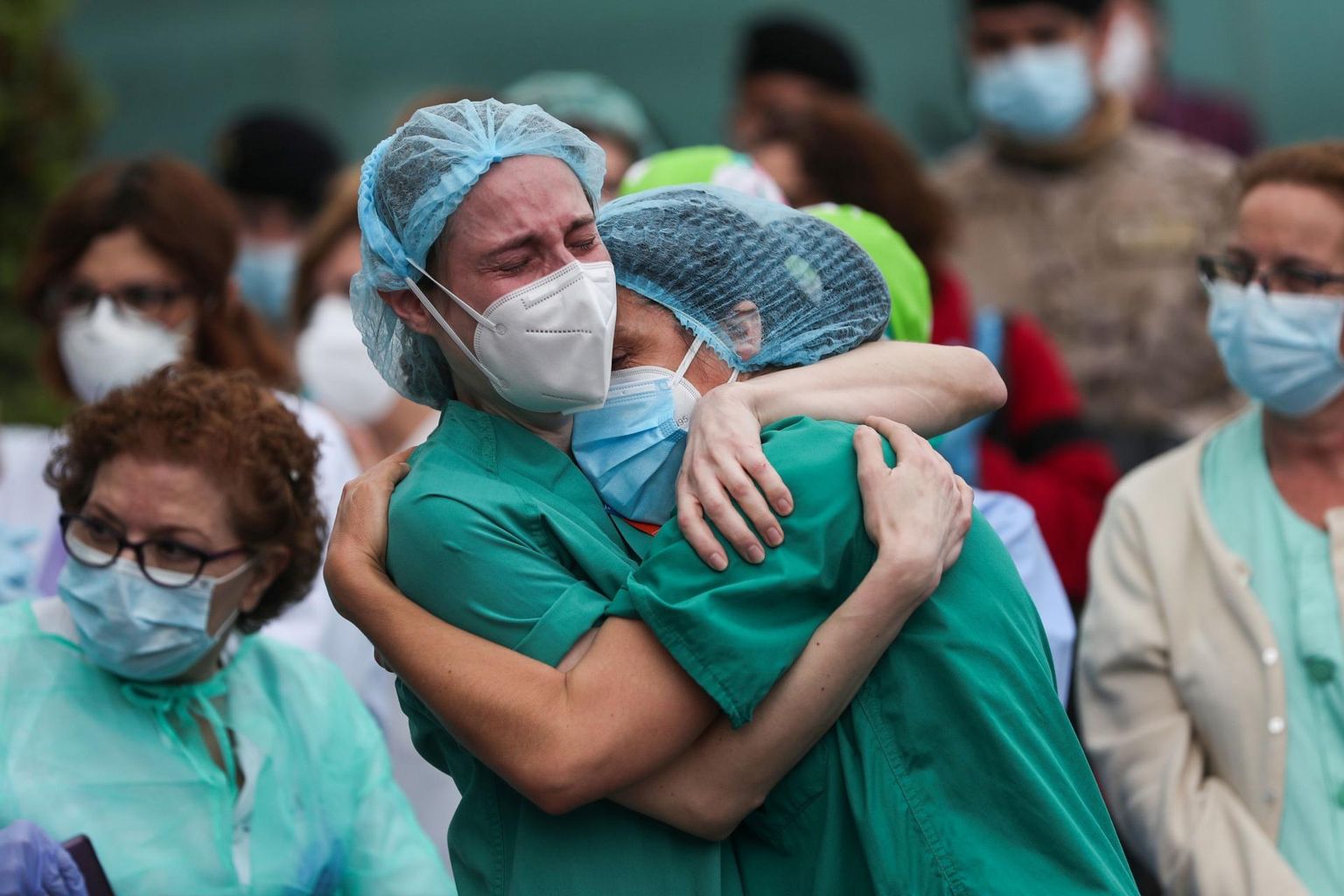 Madridi lähedal asuva haigla tervishoiutöötajad leinavad oma medõest kolleegi, kes suri koroonaviirusega nakatumise tagajärjel. 