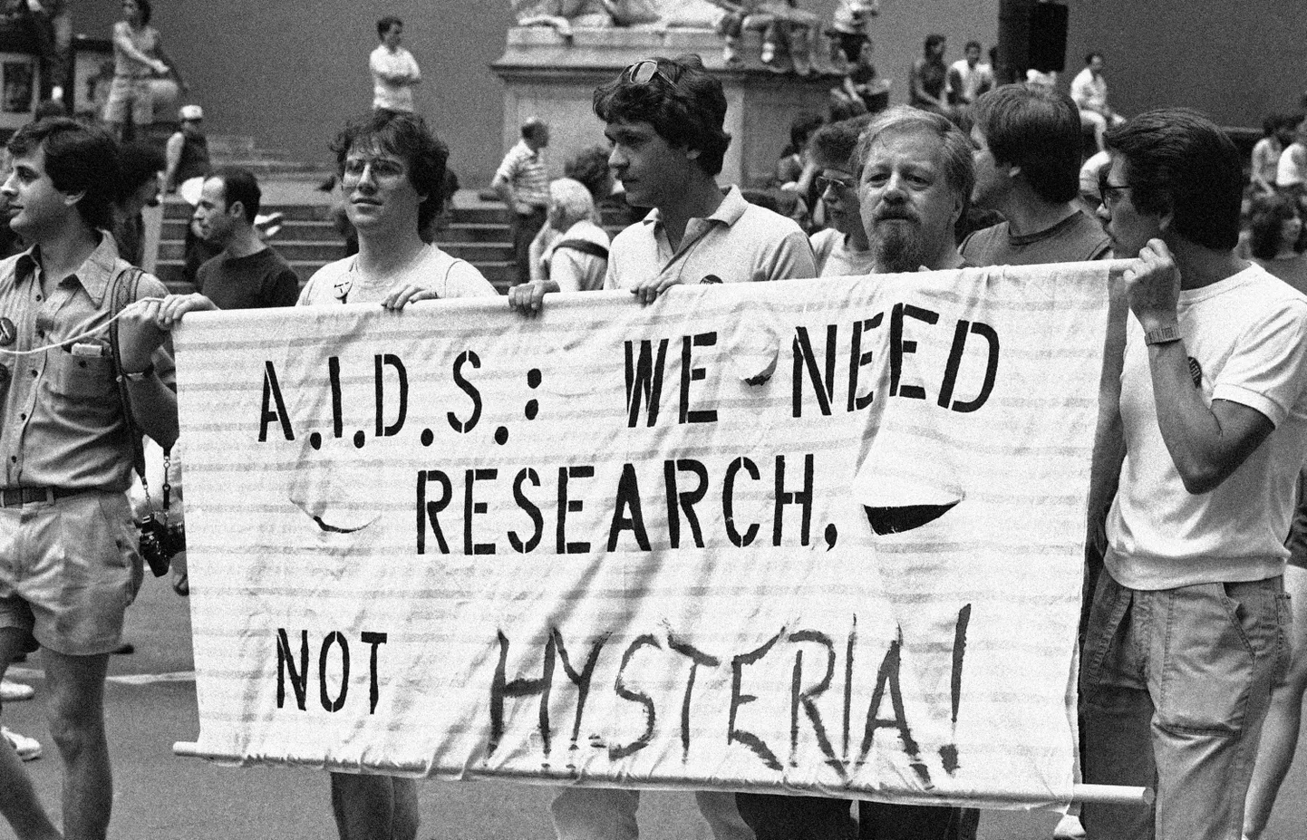 Geide protest valitsuse leige AIDSi poliitika vastu 1983.aasta New Yorgi geiparaadil.