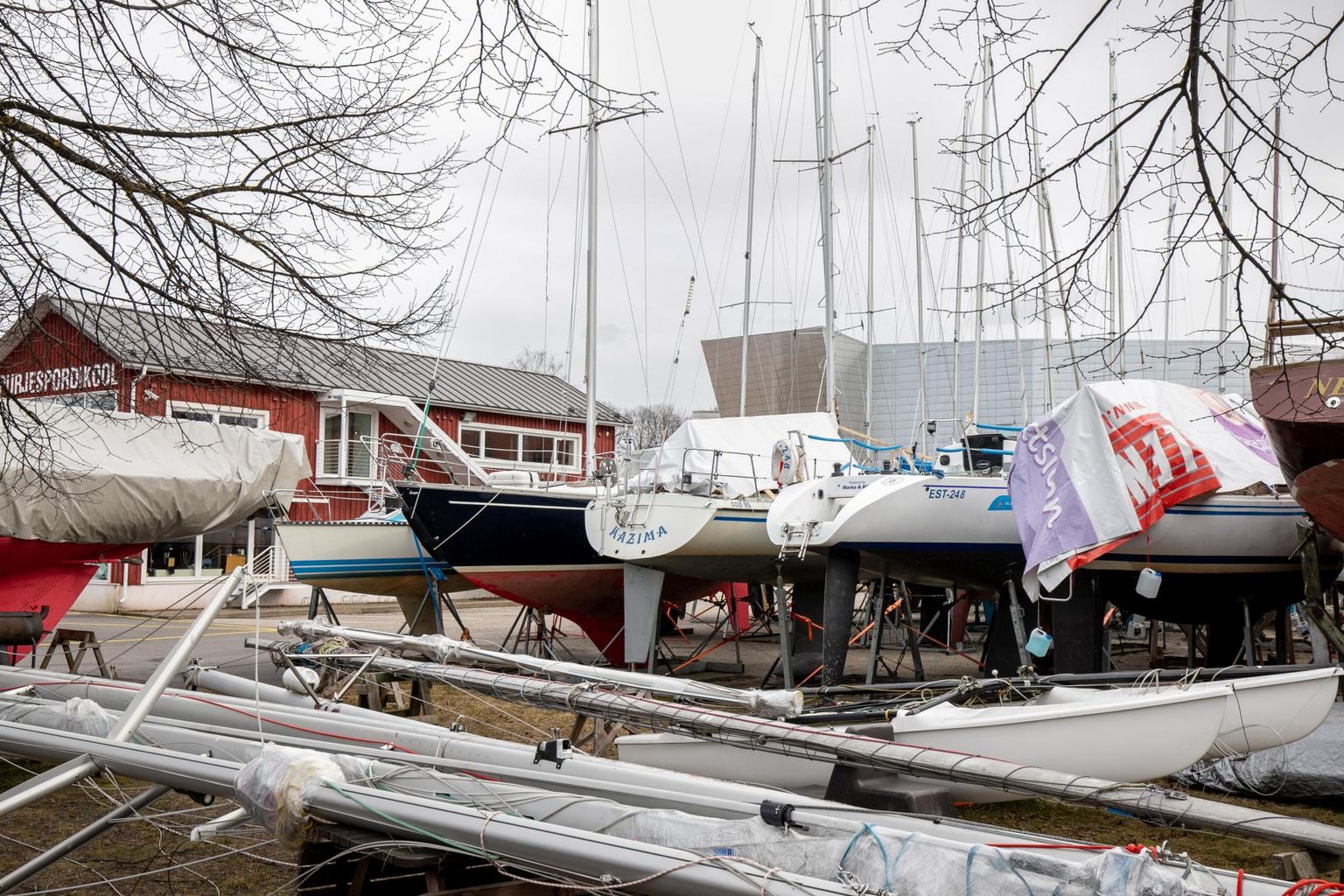Pärnu jahtklubi alal seisab purjetamishooaja väliselt suur hulk jahte ja kaatreid, millel hoiavad silma peal mitmed valvekaamerad.