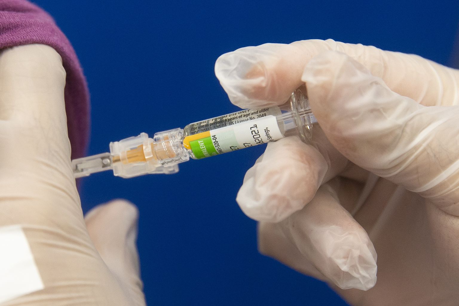 Gripivaktsiin hakkab tervetel inimestel mõjuma kümne kuni 14 päeva pärast süstimist ja selle mõju kestab kuni aasta.  Riskigruppi kuuluvad lapsed, rasedad, eakad ja nõrga immuunsüsteemiga inimesed. Eestis vajab igal aastal gripitüsistuste tõttu haiglaravi ligi 2000 inimest. Illustreerival pildil gripivaktsiini tegemine 17. septembril 2020 Washingtonis.