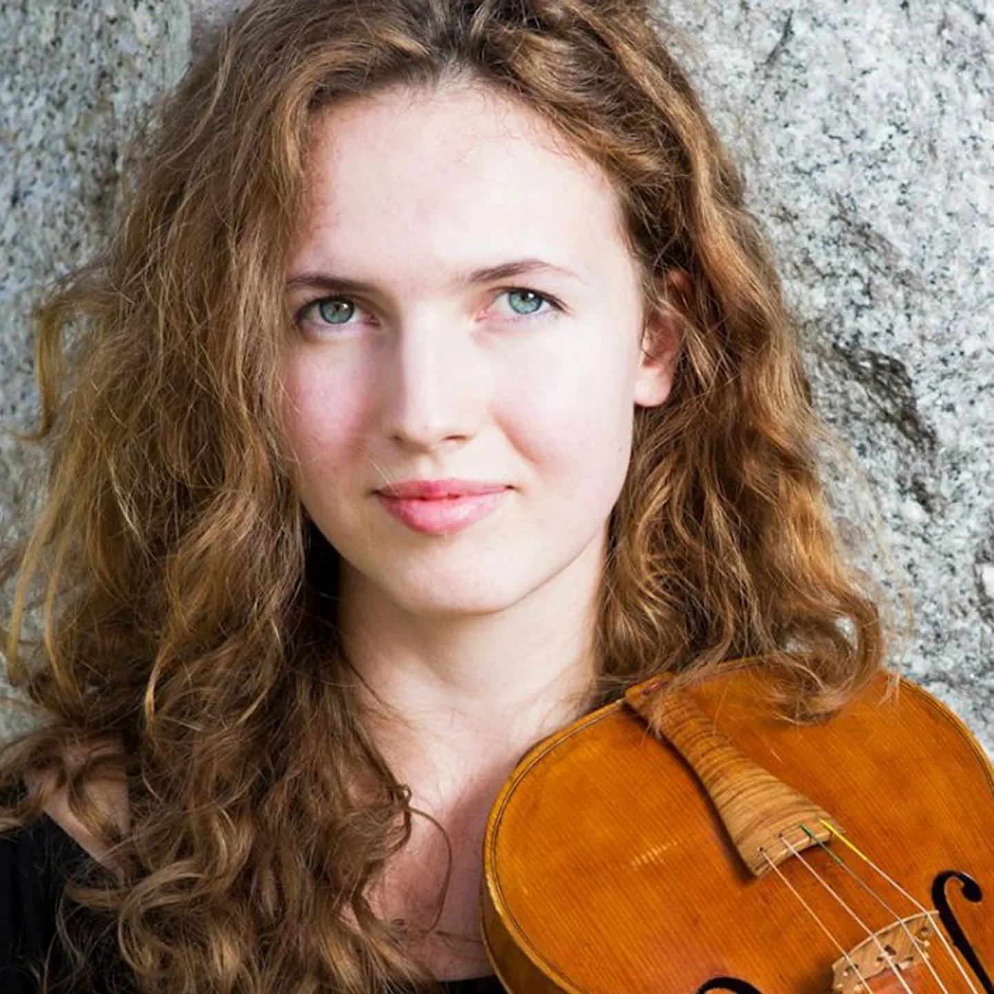 Melissa Jõesaar mängib barokkviiulil barokiajastu muusikat.