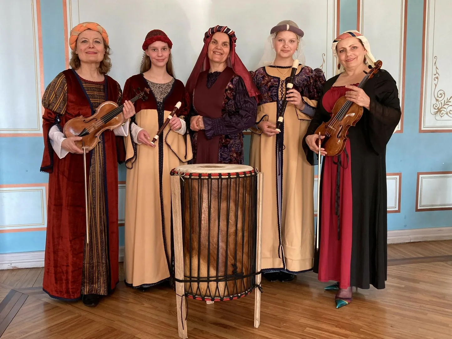 Vanamuusika ansambel Ludus Pernavia. Vasakult: Ines Maidre, Mirt Matilda Sofi Kirss, Aita Kaaver, Lydia Adelheid Mölder ja Leena Laas.