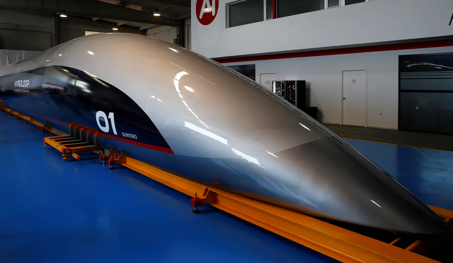 Hyperloop kapsli täismõõtmetes kontseptsioon.