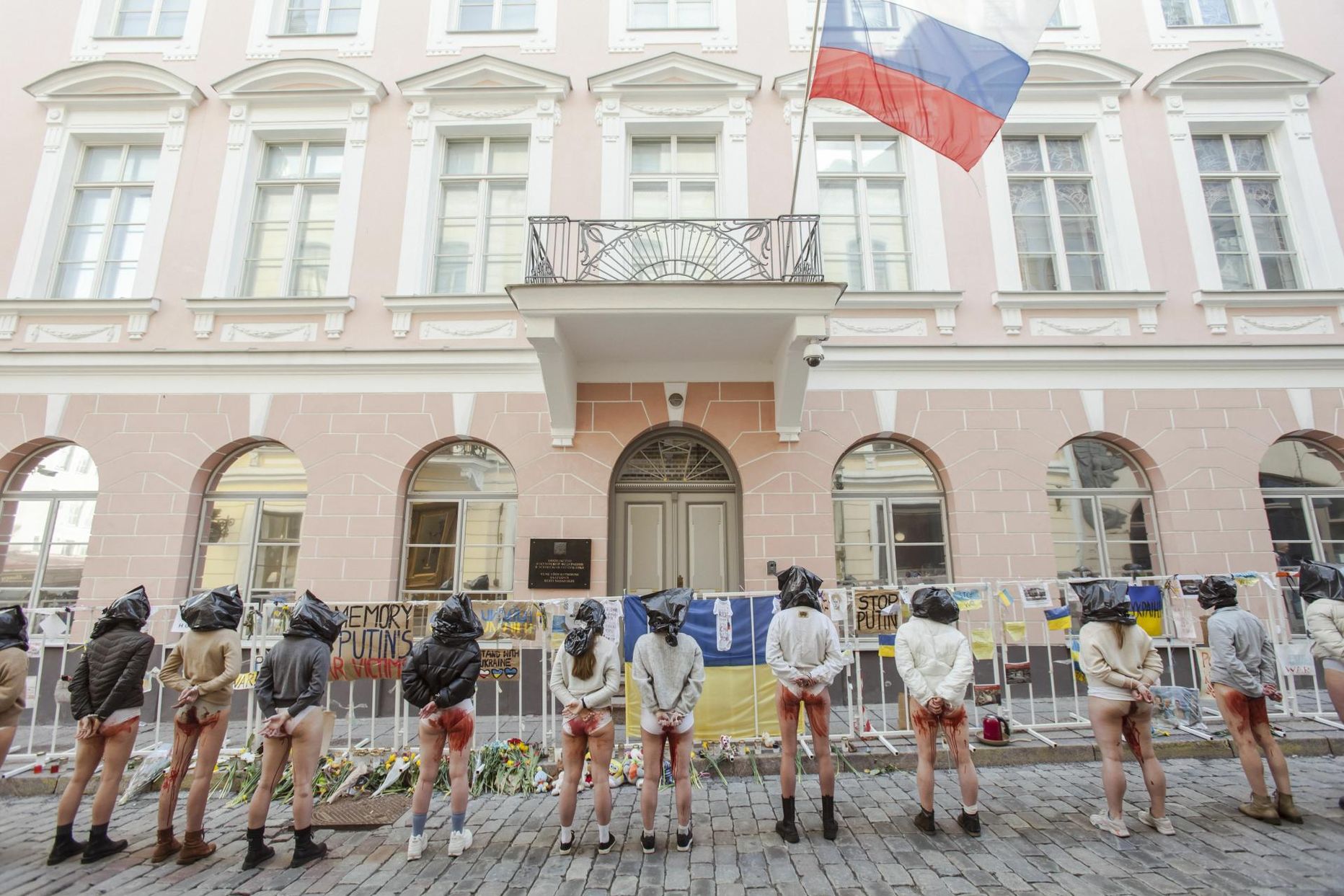 Aprillis toimunud protestiaktsioon Vene saatkonna ees, millega juhiti tähelepanu Vene sõdurite toime pandud julmustele Ukrainas.