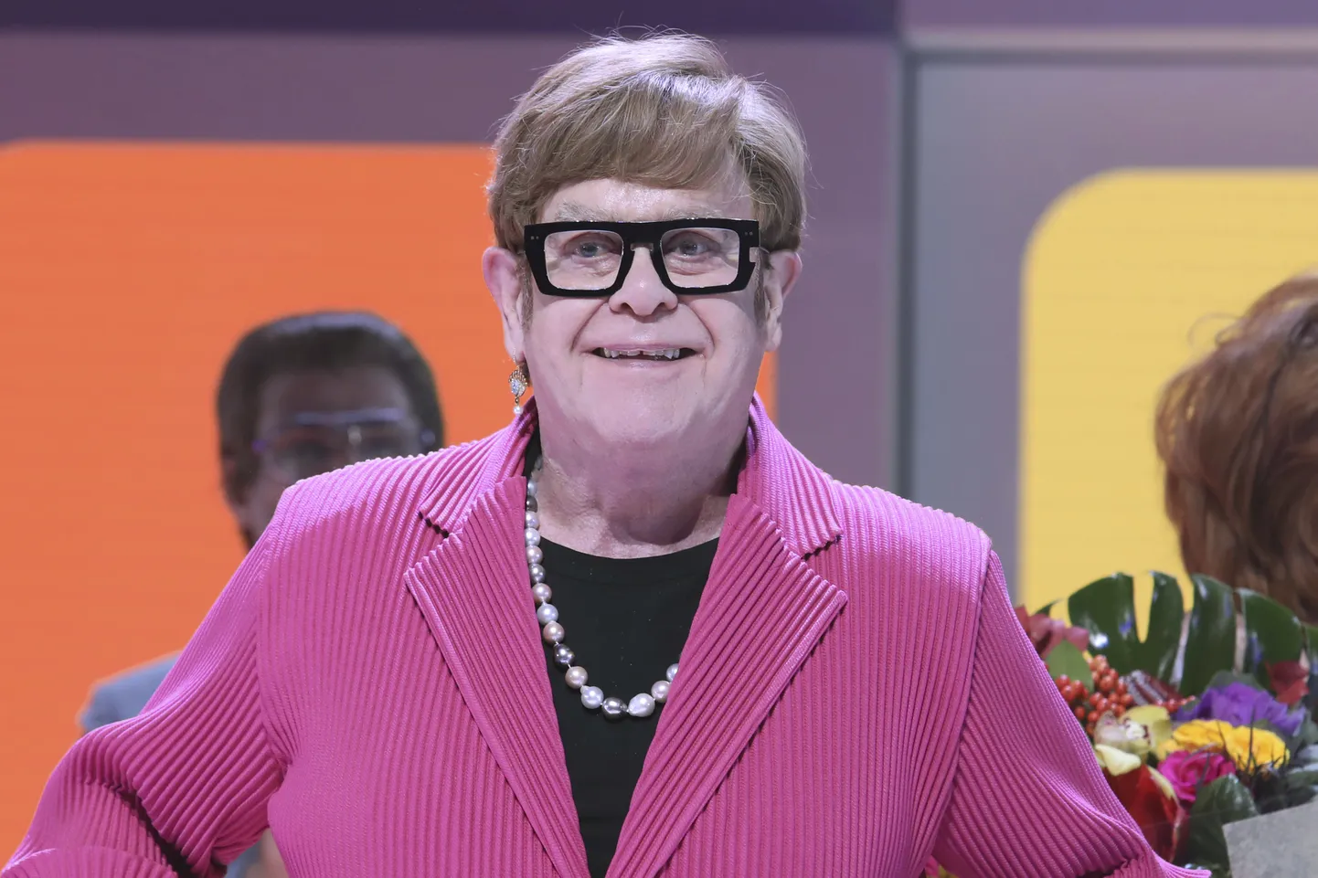 Elton John ütles, et juulis tulnud silmapõletiku tagajärjel ei saa ta enam midagi vaadata ega lugeda.
