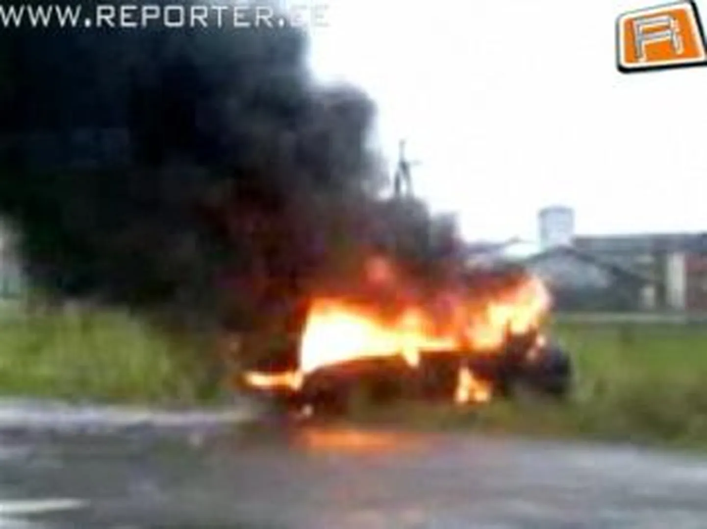 Auto hävis tules täielikult.