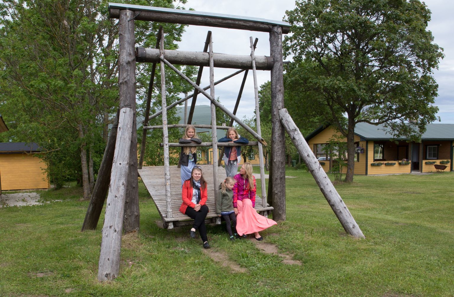 Maidla külaelu eestvedajad Margit Mitt ja Key Smirnova oma kolme tütrega.