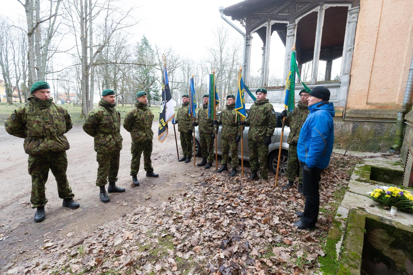Scoutspataljoni esindajad asetasid Viljandi mõisa seinal oleva Scouts Rügemendi loomise mälestustahvli juurde pärja.