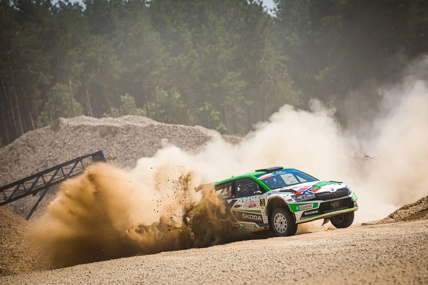 Rallija auto sacīkšu trasē