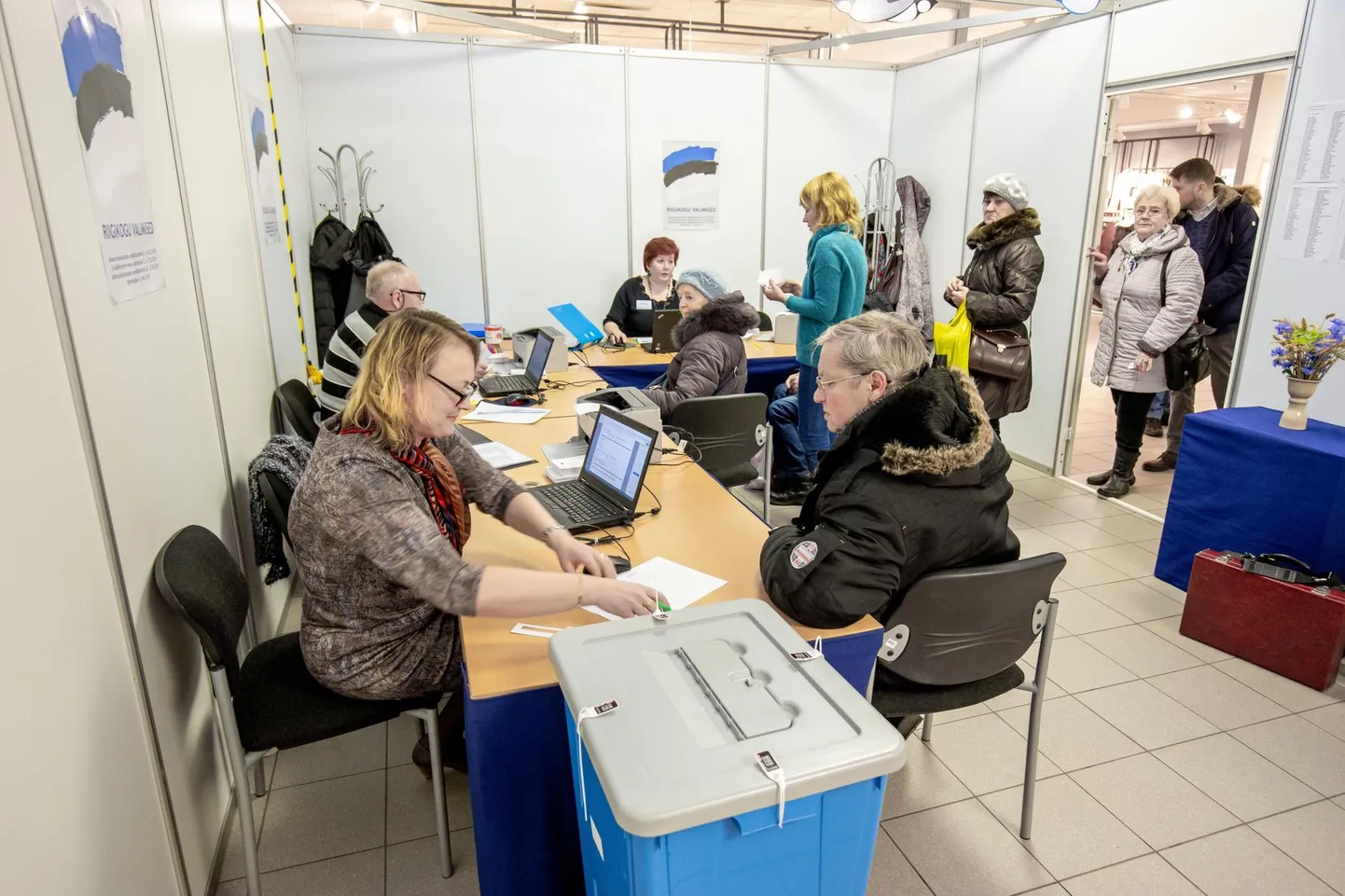 Pärnu Kaubamajakas asuv valimisjaoskond.