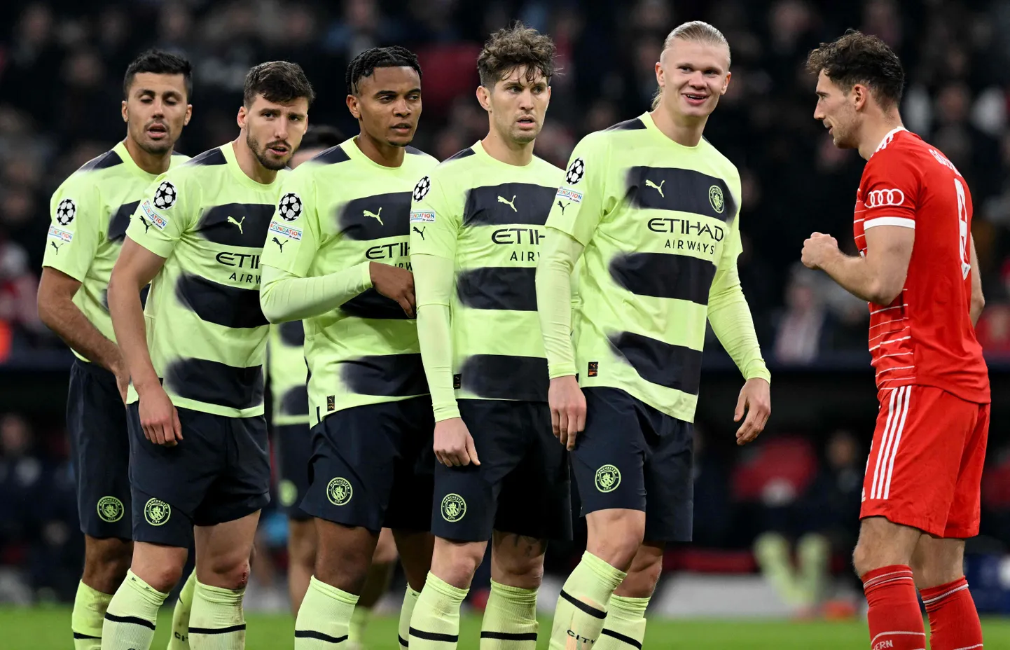 Leon Goretzka (punases) ja Erling Braut Haaland kohe tema vastas.