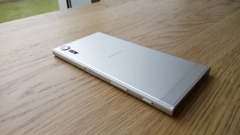 Xperia XZs tagumine külg