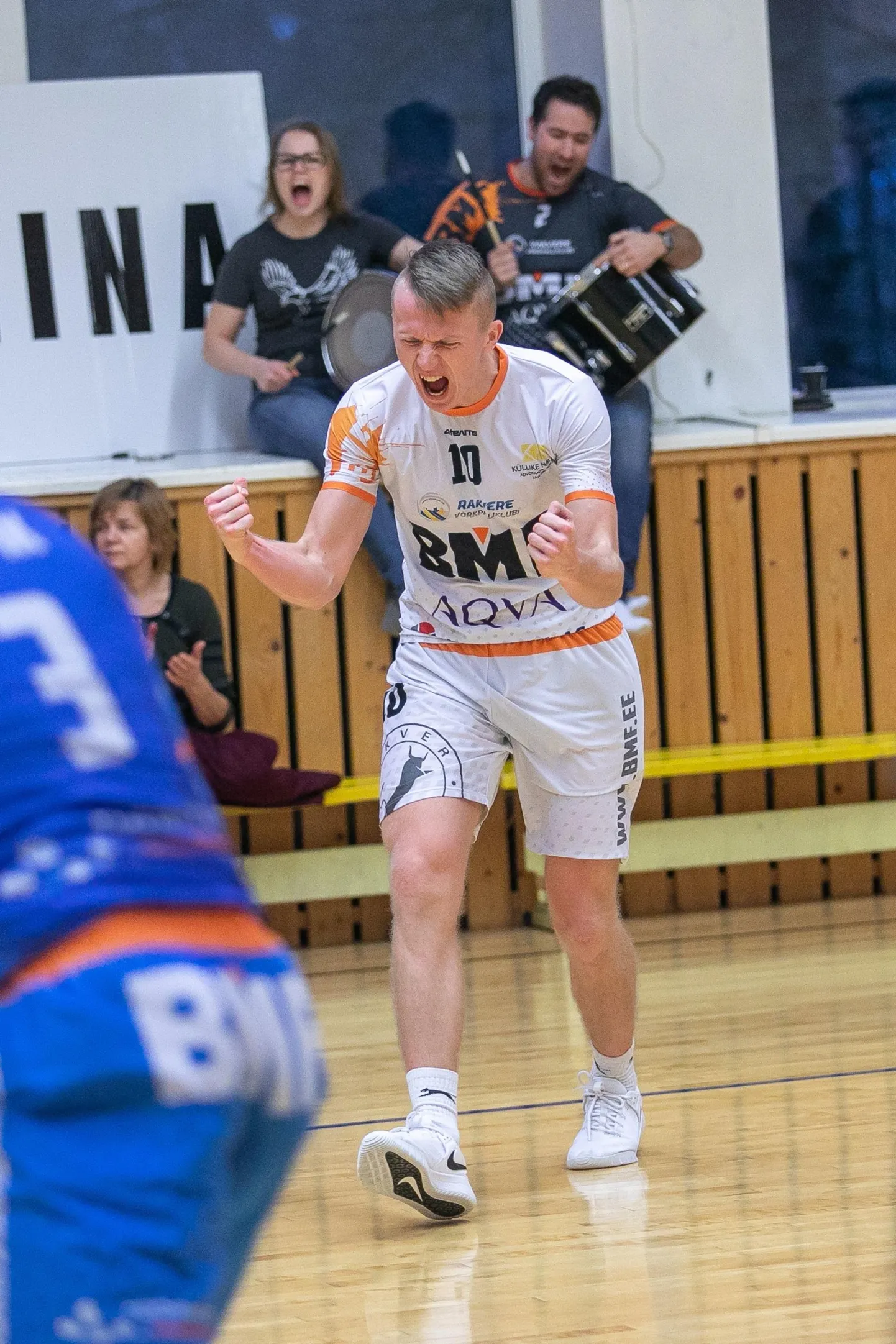 Mihkel Hiielaid saab Rakvere võrkpallimeeskonna rivistuses korralikke tööpäevi ega lase neid naljalt raisku. 26-aastasel mängumehel jagub emotsioone, mida teistegagi jagada.