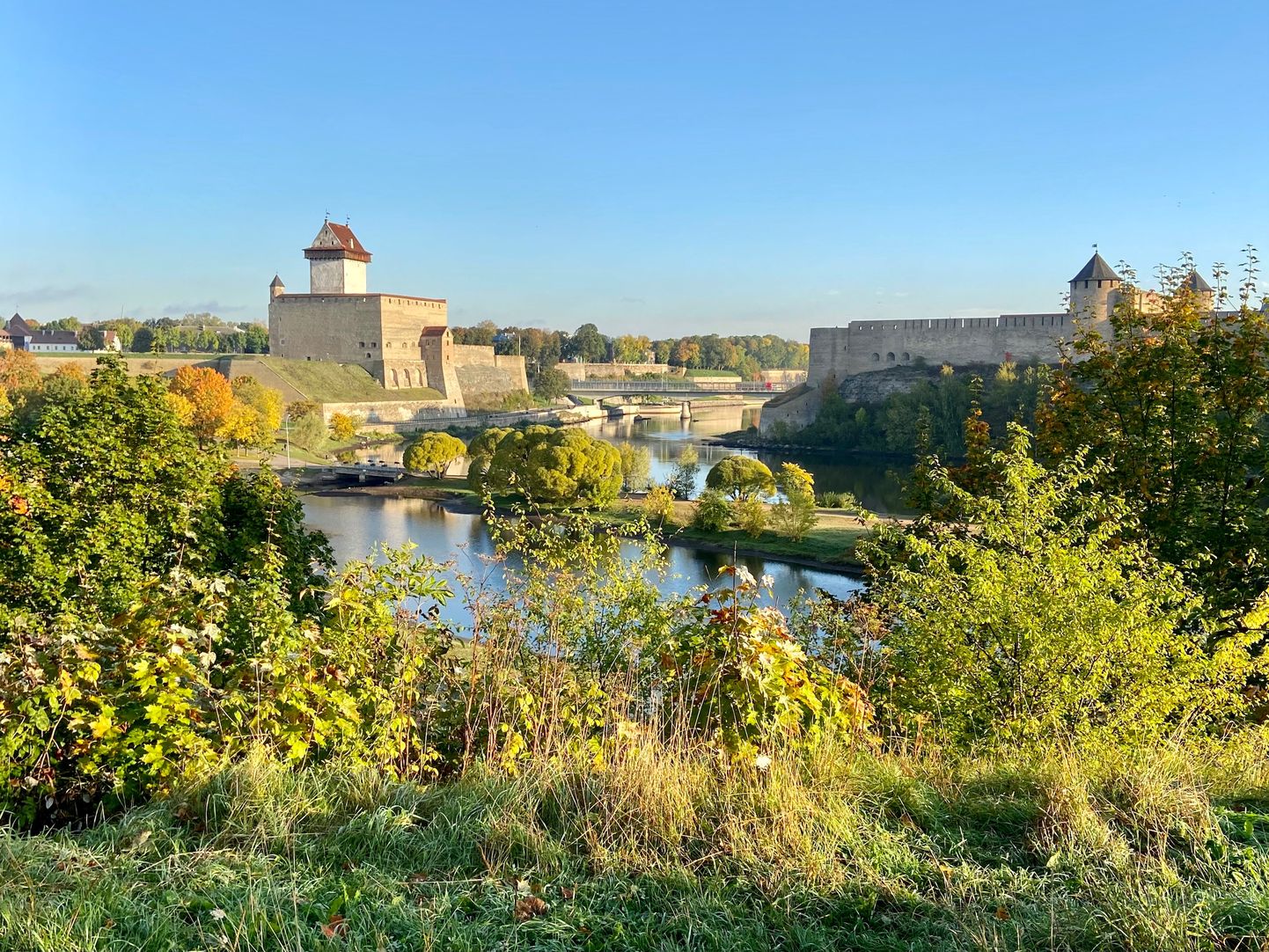 Võsastunud ja heakorrastamata vaateplatvorm, kust avaneb nn viie krooni vaade Narva jõele ja kahele piirilinnusele.