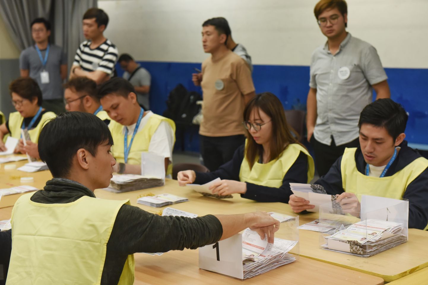 Valimisametnikud loevad Hongkongi kohalikel valimistel antud hääli.
