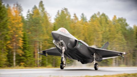 NATO F-35 hävitajad harjutasid esmakordselt Euroopas teele maandumist