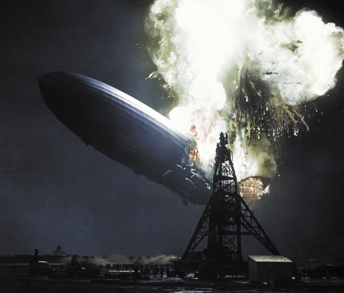Värvifoto tsepeliin Hindenburgi katastroofist 6. mail 1937 USAs New Jerseys Lakehurstis