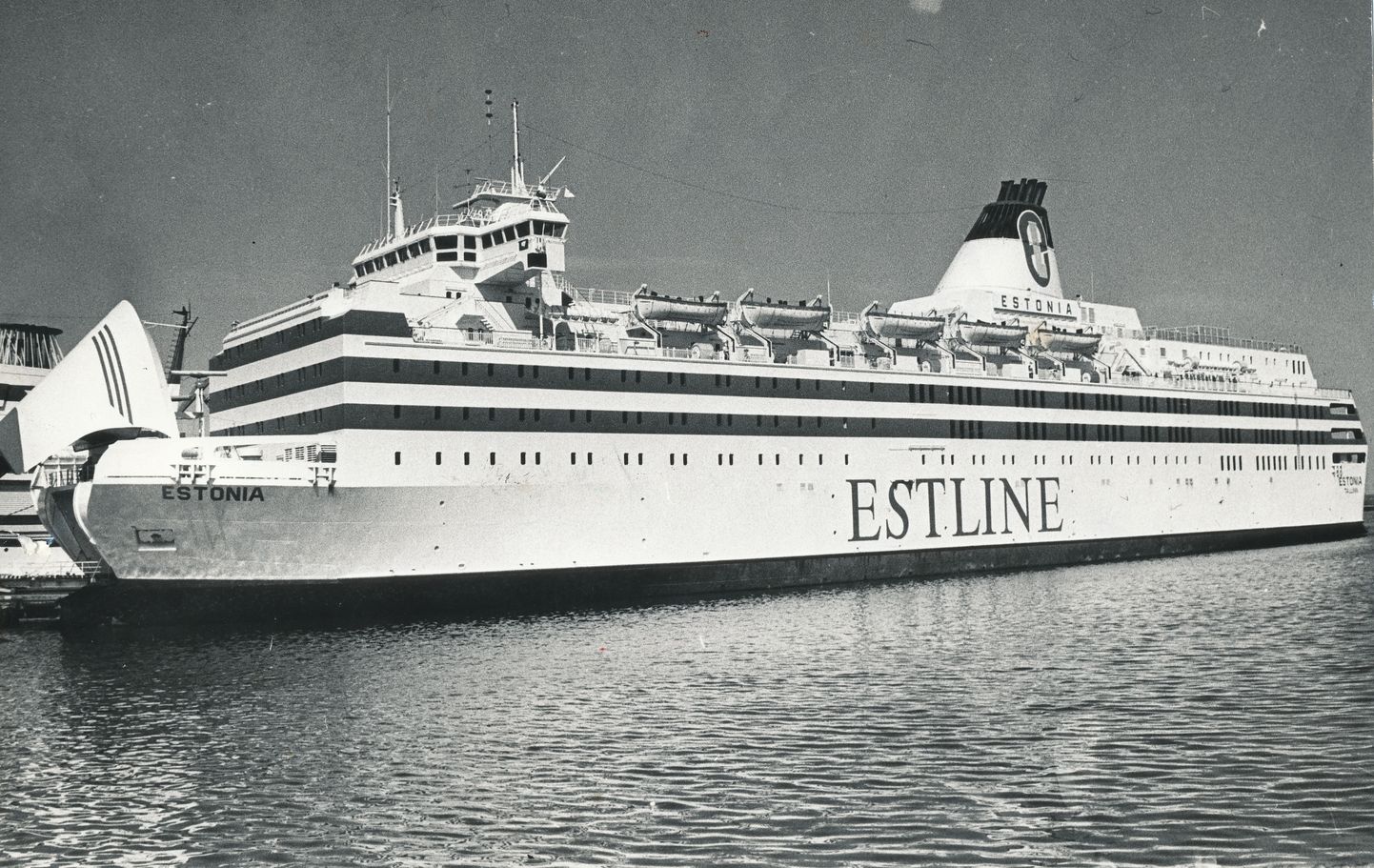 Паром "Эстония" в порту.