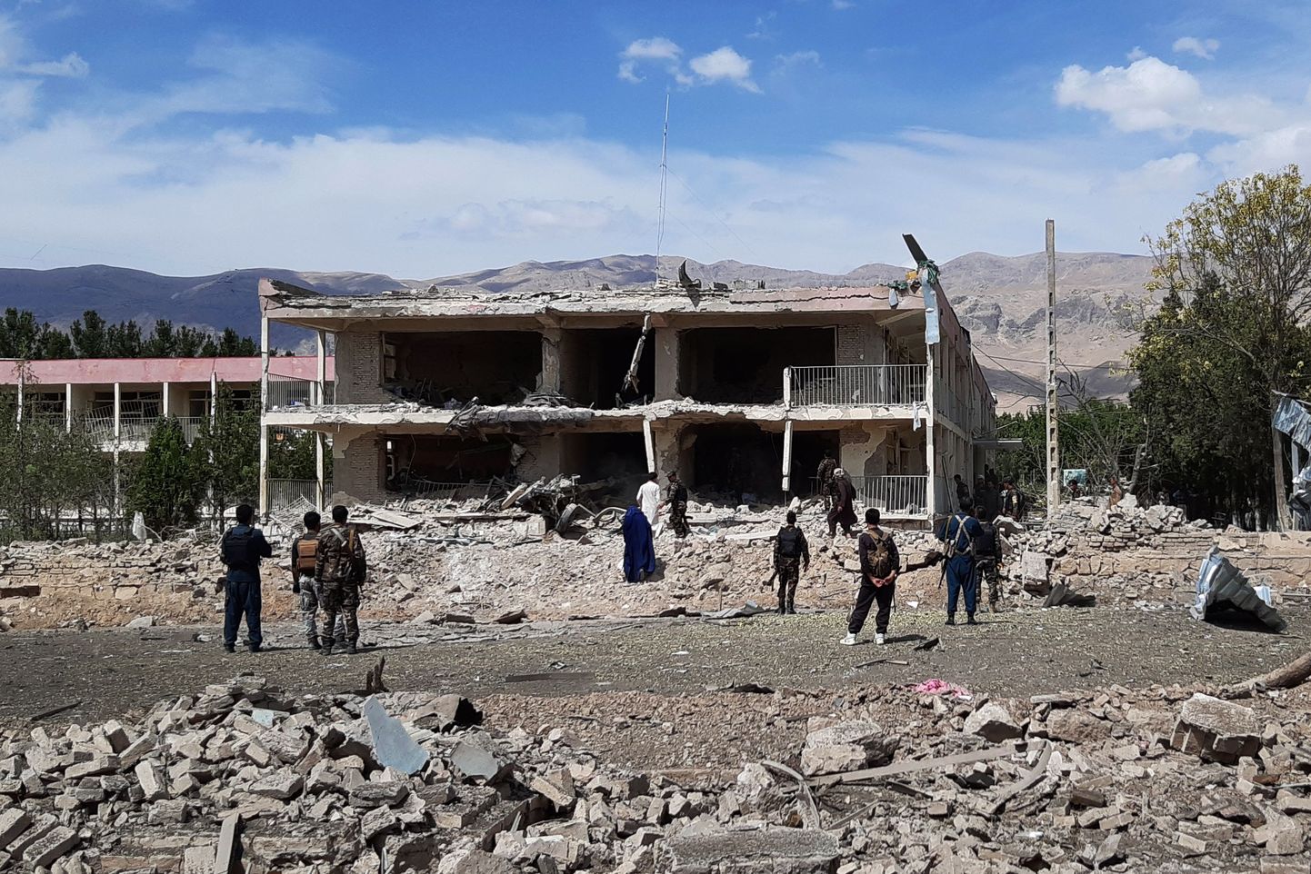 Afganistanis Aybaki linnas 13. juulil autopommirünnakus kannatada saanud luureametkonna hoone.