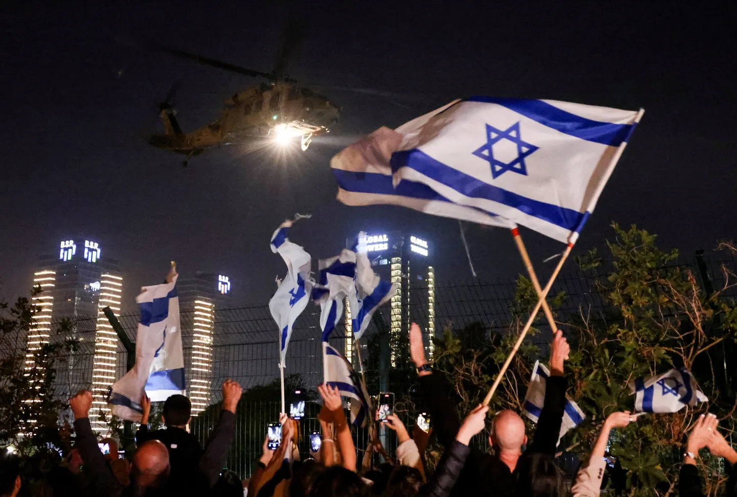 Iisraeli lippe lehvitavad inimesed Schneideri lastekliiniku ees.