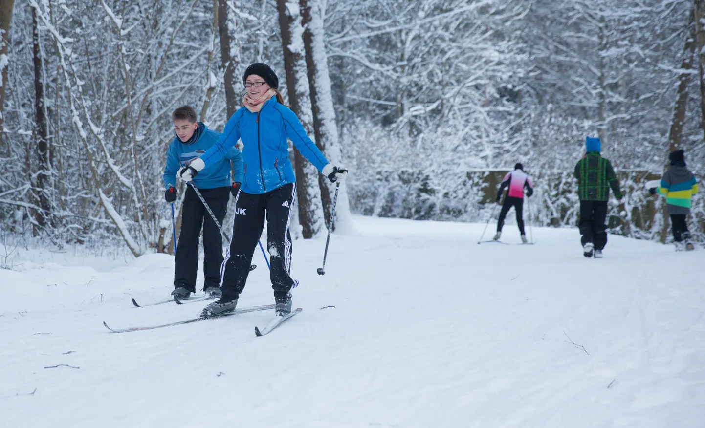 Esimest suusalund nautivad harrastajad Nõmme suusarajal