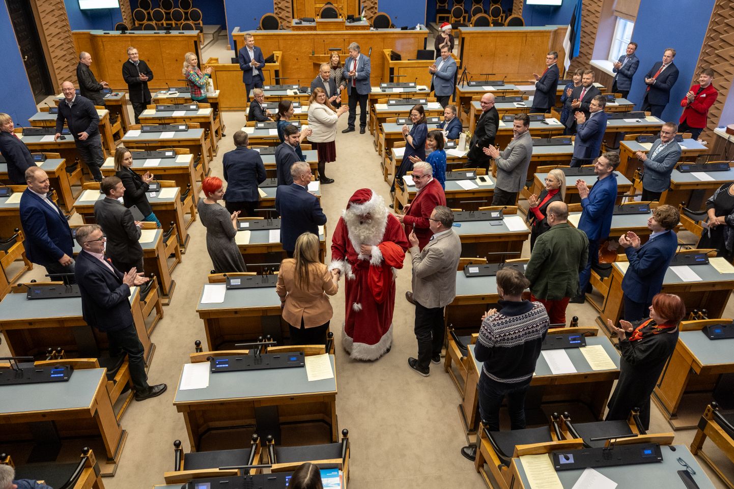 Riigikogu selle aasta viimasele istungile saabus jõuluvana. Ta sai vast poliitikutele öelda, mida tahtis.