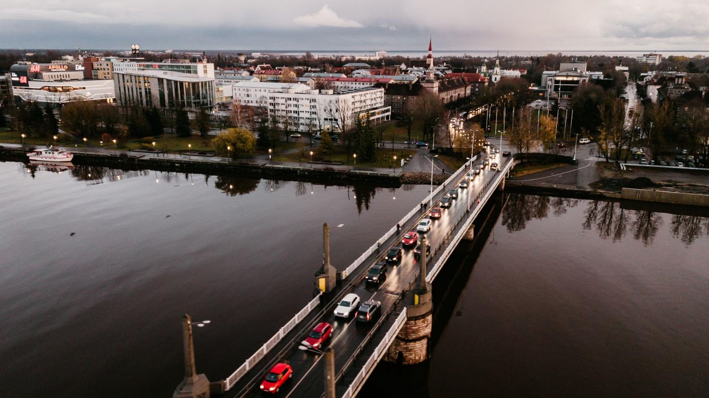 Pärnu Kesklinna silla kandevõime pole päris täpselt teada, samal ajal on seal väga tihe liiklus, iseäranis selle lähedal asuva ristmiku ulatusliku remondi ajal.