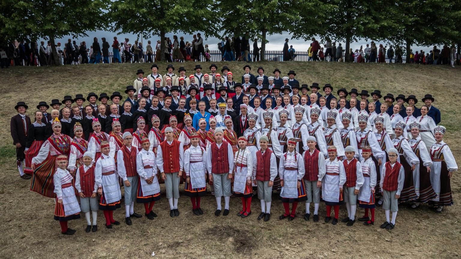 TÜ rahvakunstiansambel 5. juulil 2019 Tallinnas üldtantsupeol «Minu arm».