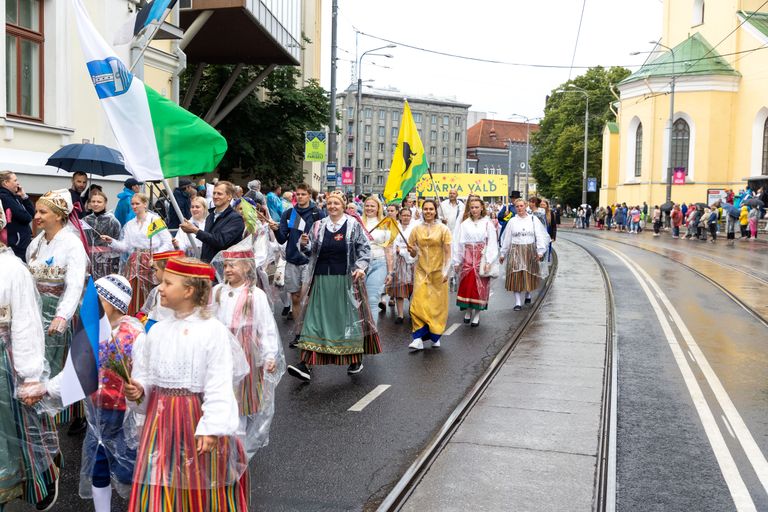Традиционное шествие праздника песни и танца.