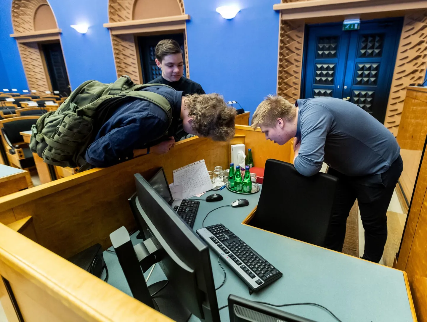 Riigikogu lahtiste uste päeval jagus põnevat uudistamist nii noortele kui ka vanema põlvkonna esindajatele, kes käisid hoolikalt läbi kõik nurgatagused.