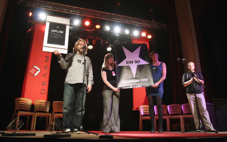 Esimene pilt Hedi-Liis Toomest Postimehe fotovaramus pärineb Draama 2009 lõpetamiselt Athena keskuses. Teatriplakatite eest autasude kättejagamisel osalevad Margus Kasterpalu (vasakult), Maarja Mänd, Hedi-Liis Toome ja Rasmus Kull.