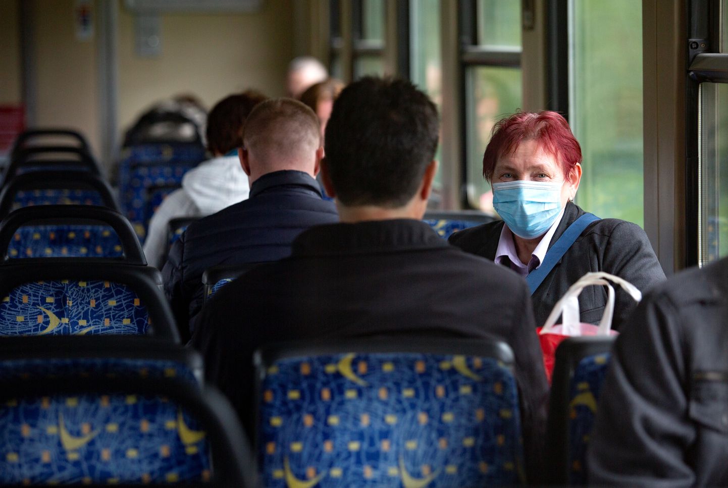 Sieviete sejas maskā sabiedriskajā transportā.