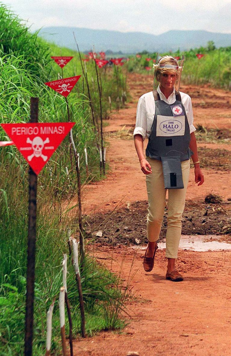 Printsess Diana 1997 Angolas Huambos, mida puhastati maamiinidest