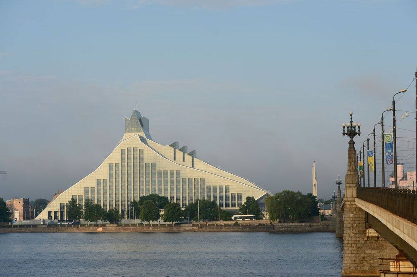 Valguse palee (Gaismas Pils) on Läti kuulsaima arhitekti Gunārs Birkertsi visioon moodsast rahvusraamatukogust.