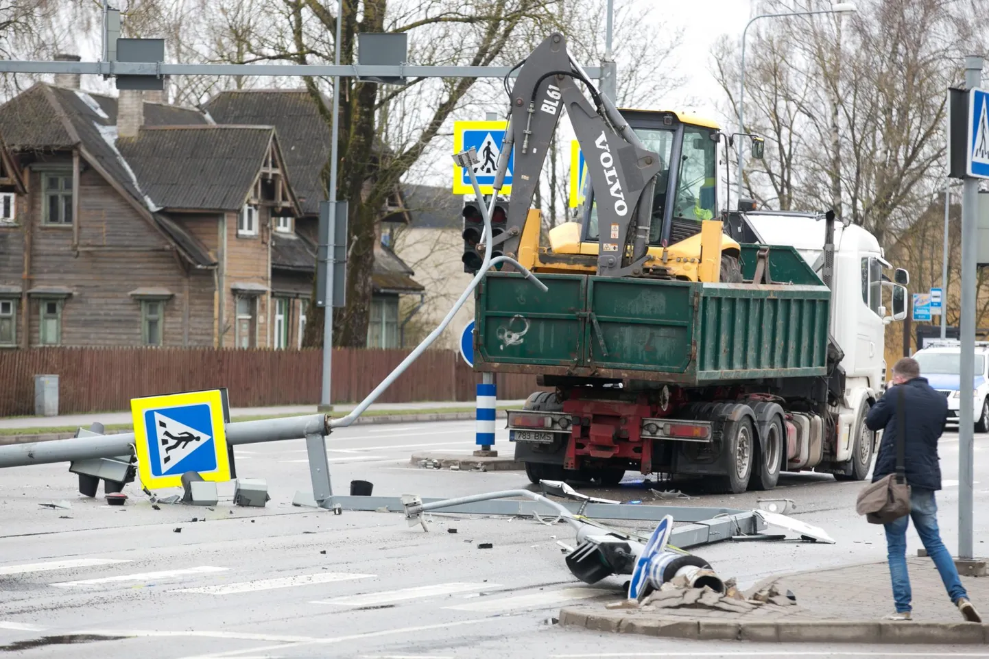 Riia maantee ja Mere tänava ristmiku foorisüsteemi postid sõitis aprilli lõpus ümber koppa transportinud veoauto.