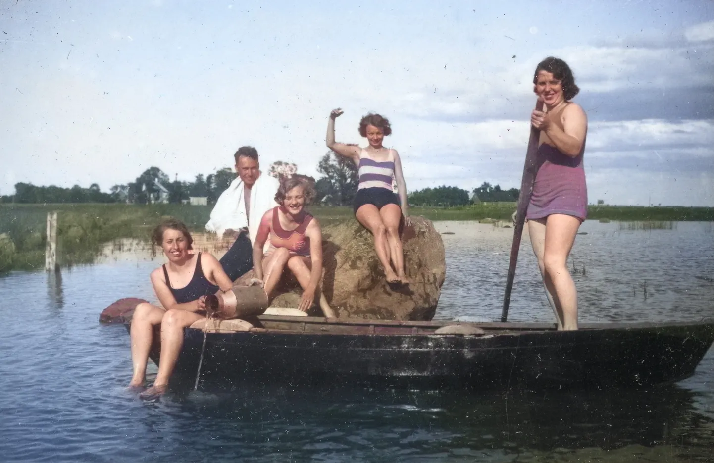 Kuressaare maksuametnikuna töötanud Albert Schmidtist (1898–1977) maha jäänud fotoarhiivist leiab hulgaliselt jäädvustusi toonasest Saaremaa suvituselust, mis nüüd tehisintellekti abil värviliseks tehtud.