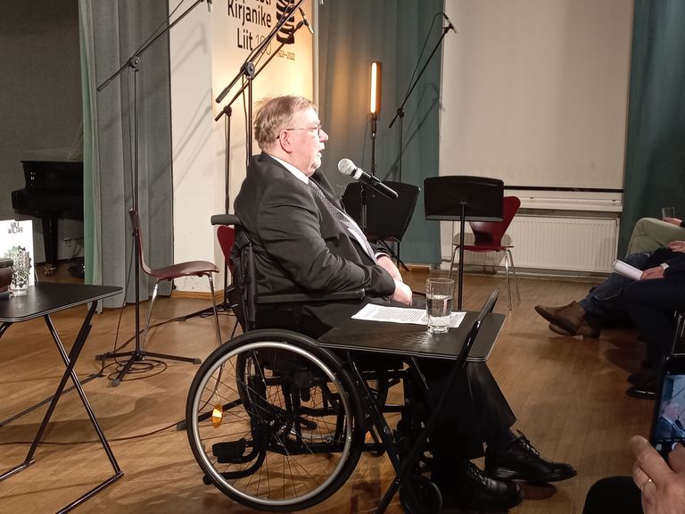 Ajaloolane ja peaminister Mart Laar pidas Mika Waltari «Mikael Hakim» esitlusel ettekande