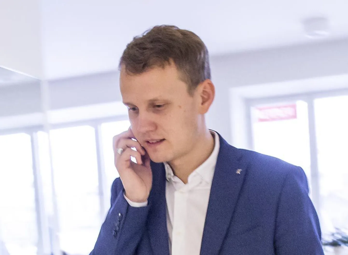 Kaks kuud tagasi lõplikult kuriteos süüdi mõistetud Viljandimaa poliitiku, Keskerakonna peasekretäri Priit Toobali kinnitusel ei tähenda see, et Tartu maakohtu registriosakond otsustas partei uue põhikirja kinnitamata jätta, et ta peab erakonnast lahkuma.