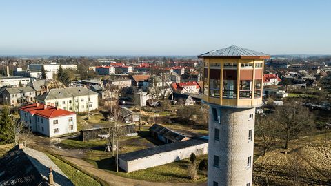 Vecāks Augstākajā tiesā cīnās par atjaunošanu Aizputes vidusskolas padomē un piekļuvi 