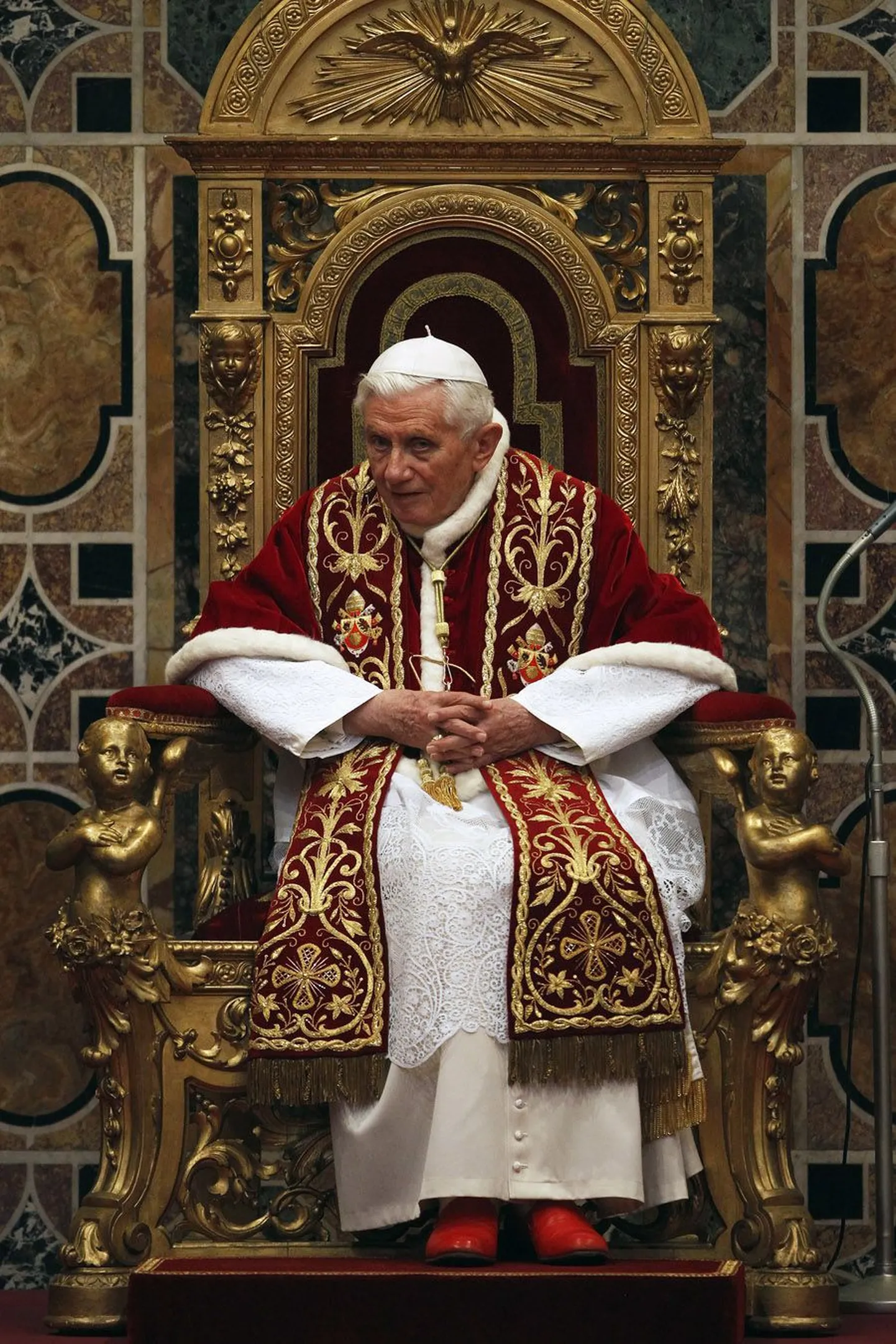 Paavst Benedictus XVI eile Vatikani lähetatud diplomaate vastu võtmas.