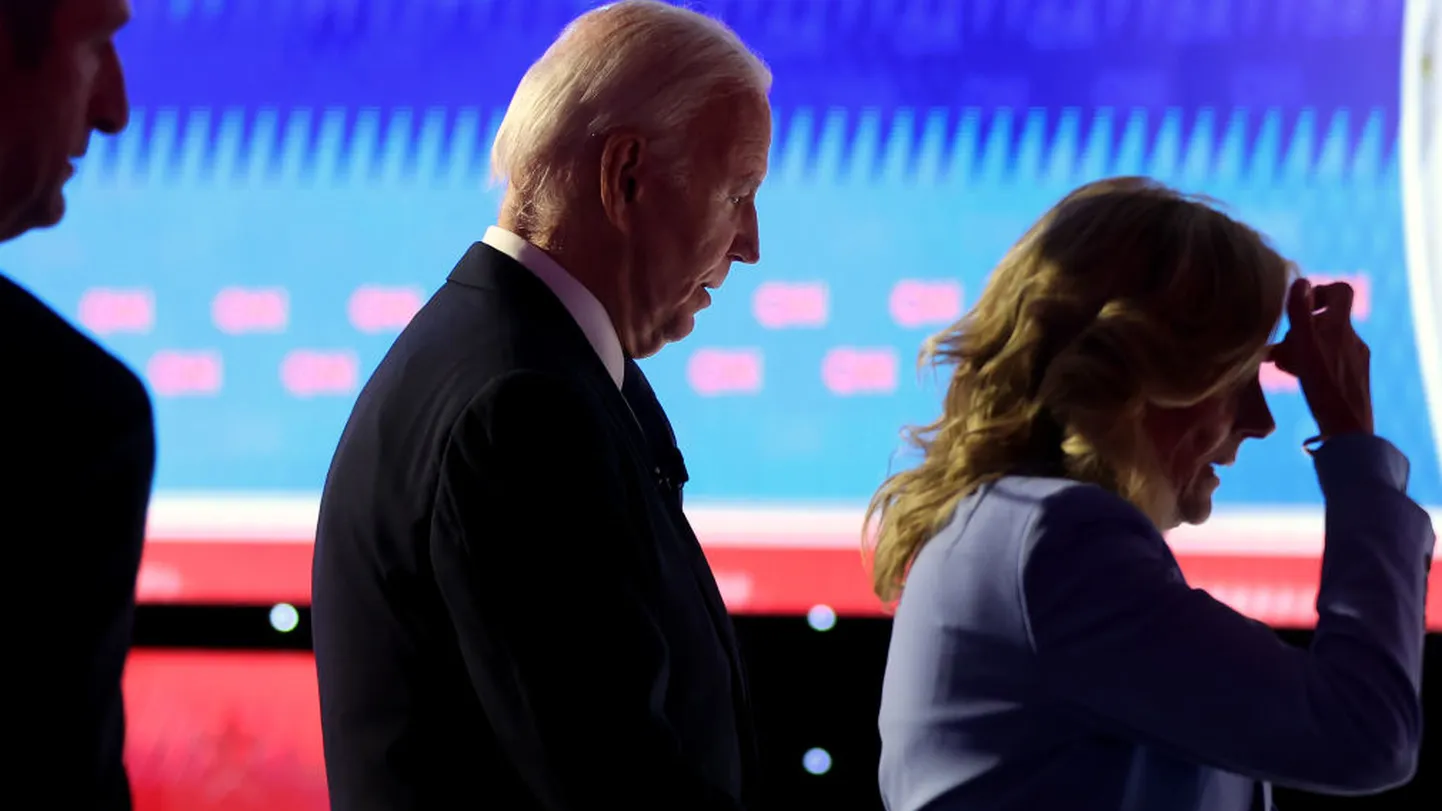 Джо и Джилл Байдены после дебатов: усталость читается на лицах президента и первой леди.