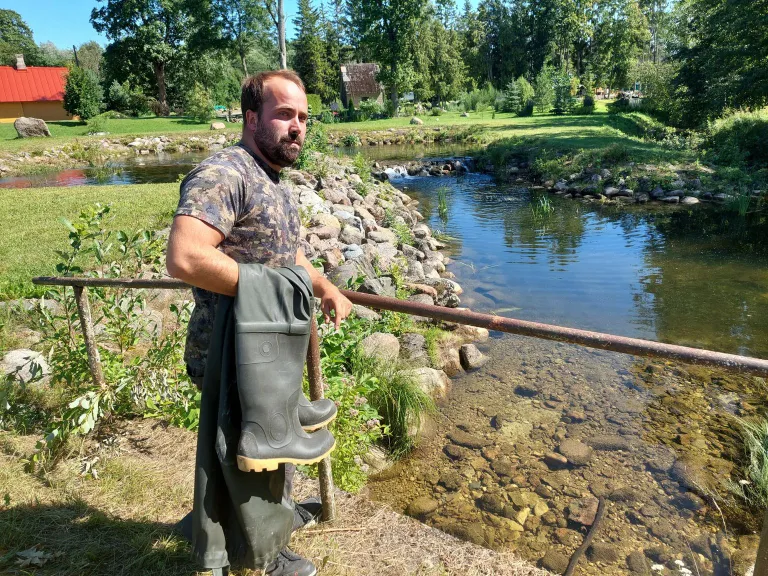 Arbo Koller Lustivere paisjärve kaldal, kust tõsteti välja tuhandeid surnud kalu.