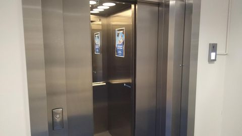 СВОДКА ПРОИСШЕСТВИЙ ⟩ Угон Lexus, избиение в развлекательном заведении, застрявшие в лифте медработники