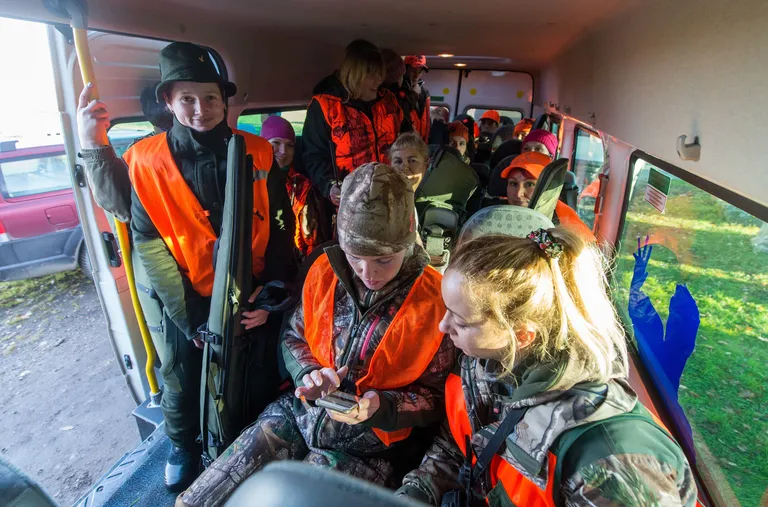 Naised jagunevad enne jahi algust mikrobussidesse vastvalt sellel, kas nad on ajajad või kütid.
Foto: