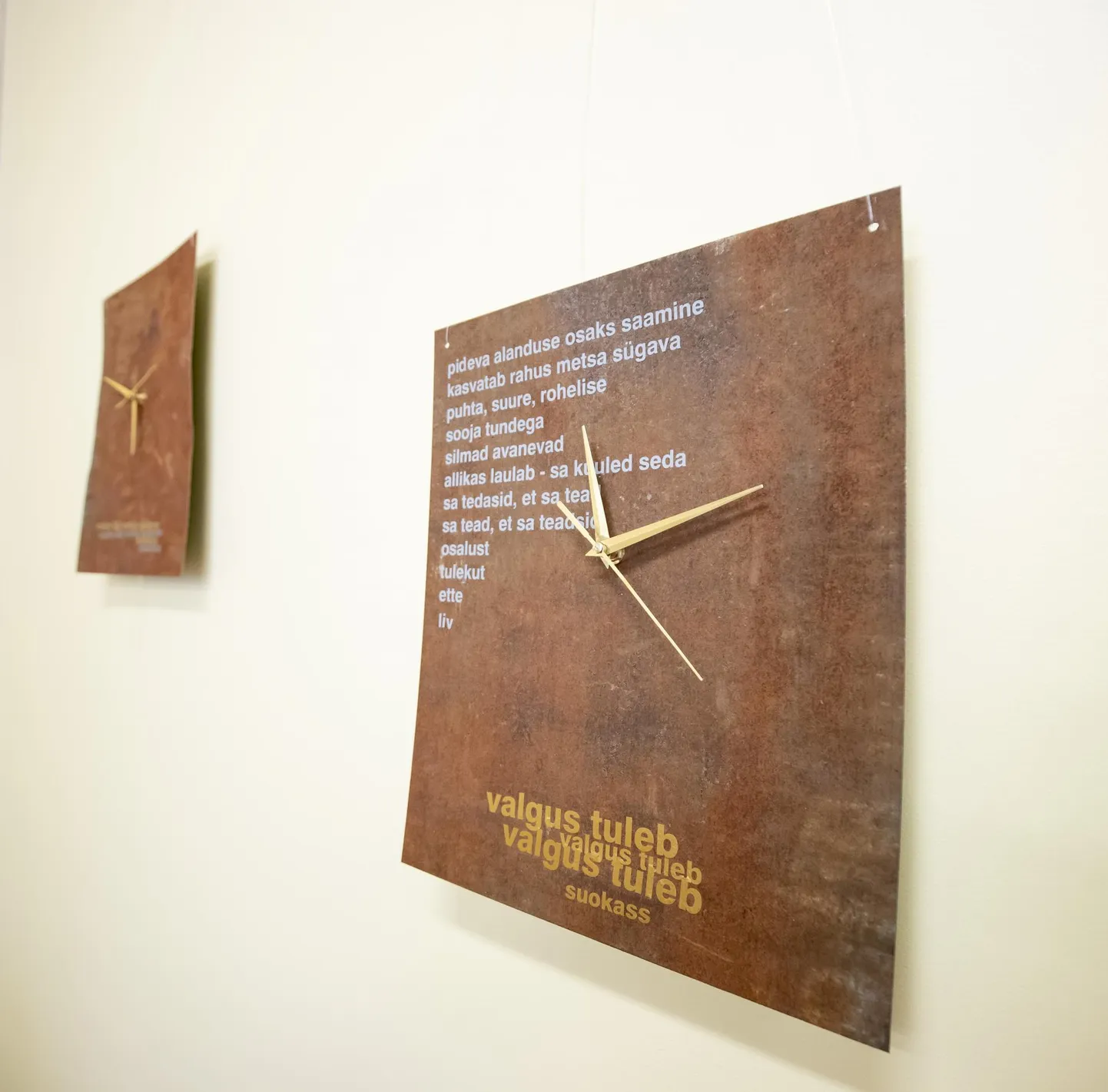 Eveli Variku kellade näitus Lääne-Virumaa raamatukogus.