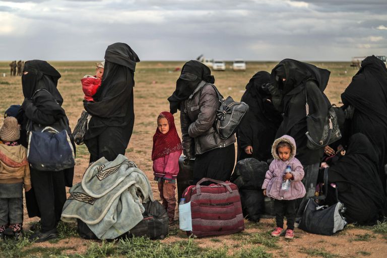 ISISe viimasest kantsist Baghouzist evakueeritutud naised ja lapsed ootavad Süüria Demokraatlike Jõudude (SDJ) kontrollpunktis.