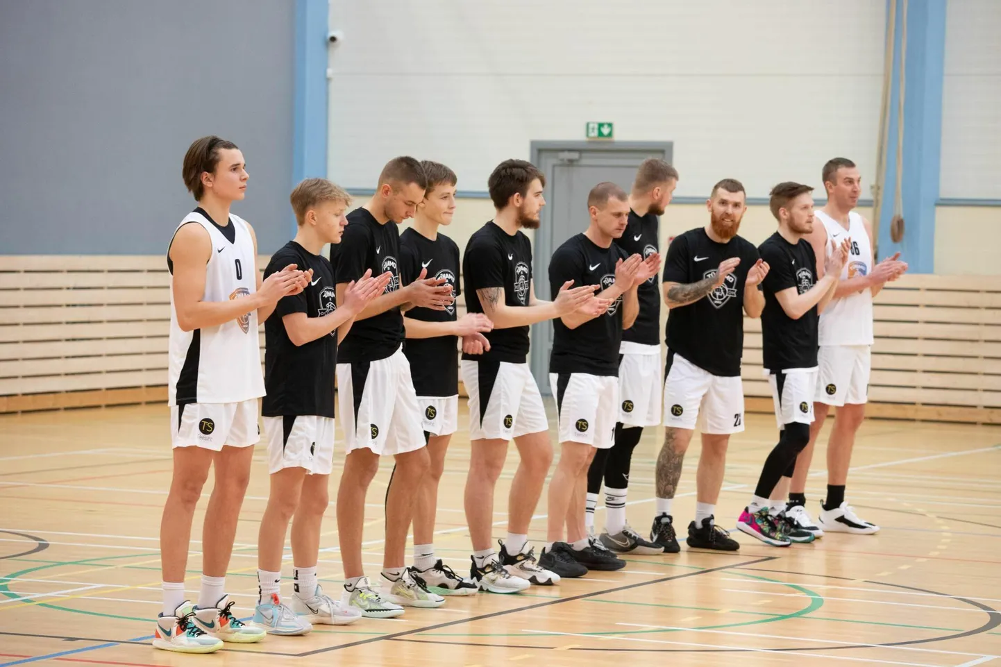 Suvepealinna tiimis SK Tünamo pallivad peamiselt KK Pärnu noored, endised ja praegused meistriliigamehed ning Pauluse korvpallikooli kasvandikud.