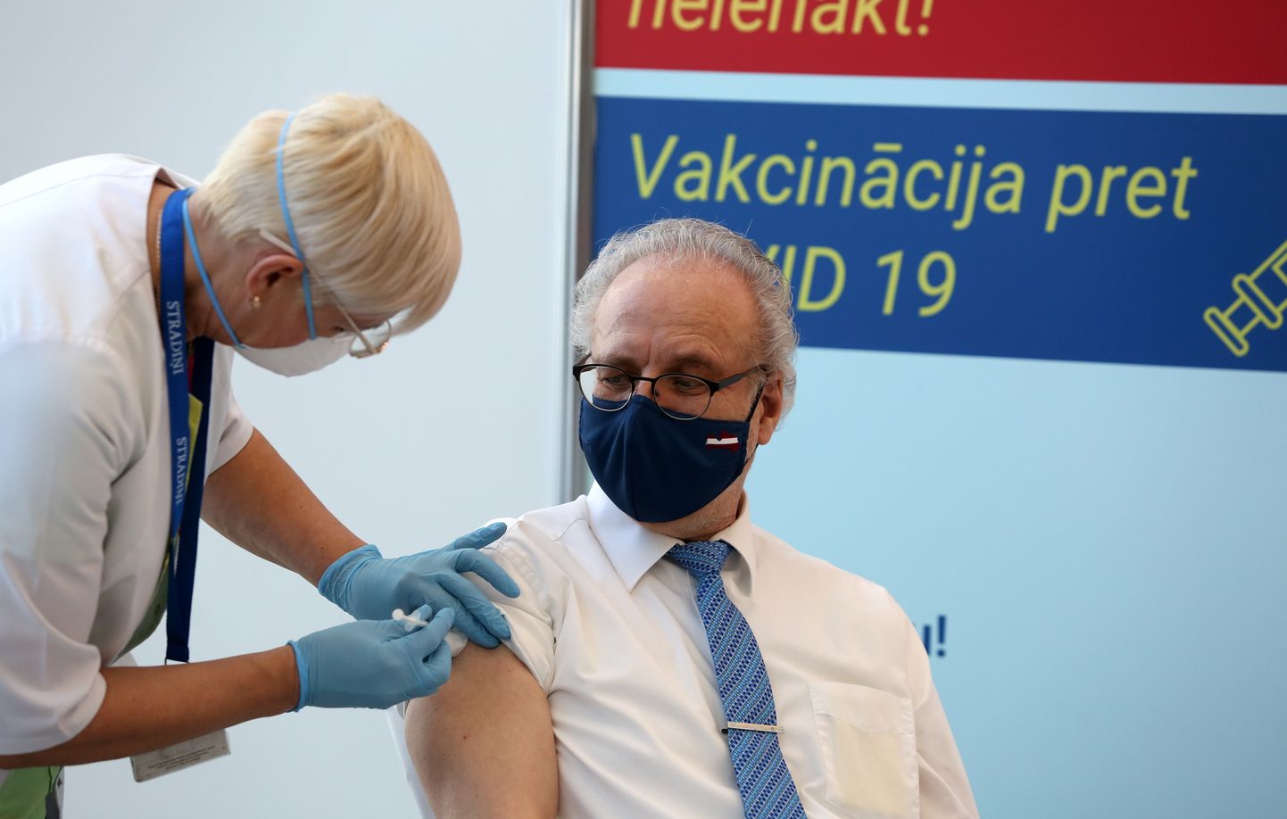 Valsts prezidents Egils Levits saņem "AstraZeneca" vakcīnas pret Covid-19 pirmo devu Paula Stradiņa Klīniskajā universitātes slimnīcā.